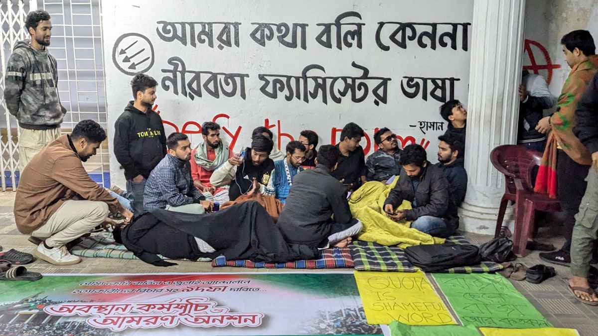 চবিতে পোষ্যকোটা বাতিলসহ ৯ দফা দাবিতে ৮ শিক্ষার্থীর আমরণ অনশন